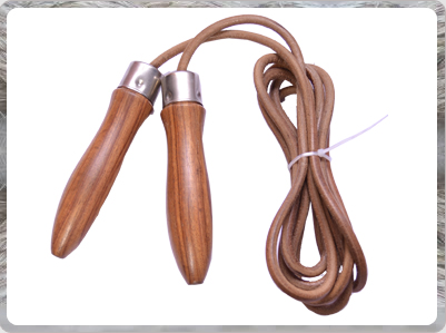 LEATHER JUMP ROPE IN WOODEN HANDLES. LEATHER JUMP ROPE IN WOODEN HANDLES.